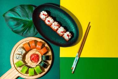  Japon dürümleri renkli modern stil arka planda, sert gölgelerde.