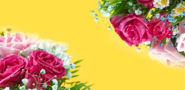 Modern pembe arka planda bir buket parlak çiçekli bir web sitesi için güzel bir yaz afişi. Bir buket pembe gül, kasımpatı ve papatya manzarası, yazı için boş yer.