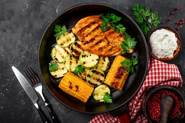 Gegrillte Hühnerbrust mit Mais und Zucchini auf einer gegrillten Pfanne von oben. Sommergericht mit gegrilltem Huhn und Gemüse. — Stockfoto