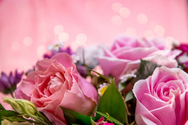 美しいボケと明るいピンクの背景に花の夏の花束、テキストのための無料のスペース。ピンクのバラとデイジーの花束、柔らかい焦点 — ストック写真