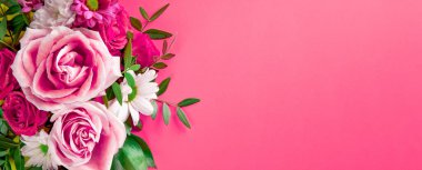 Modern pembe arka planda bir buket parlak çiçekli bir web sitesi için güzel bir yaz afişi. Bir buket pembe gül, kasımpatı ve papatya manzarası, yazı için boş yer.