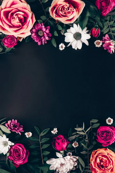 Siyah arkaplan manzaralı narin yaz çiçeklerinin kompozisyonu, metin için boş alan. Pembe güller ve beyaz papatyalar.