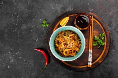 Geleneksel Asya aperatifi o mu yoksa hwe mi? Baharatlı kalamar salatası ve sebze tabağı.