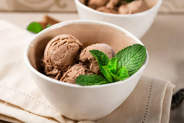 Ballen van zelfgemaakte chocolade ijs met munt in een kom close-up — Stockfoto