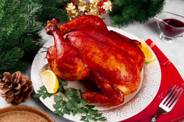  Soslu fırında tavuk, tepside kırmızı biber ve Noel masası.