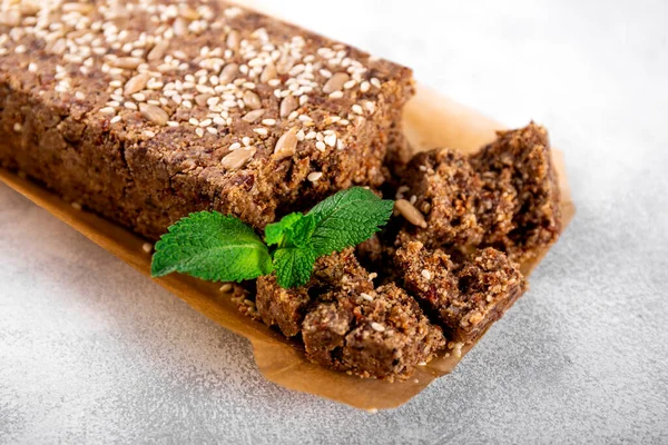 Zdravé Vegan Sweets, Cukr bez ořechů Halva se semeny a Sezame zblízka — Stock fotografie