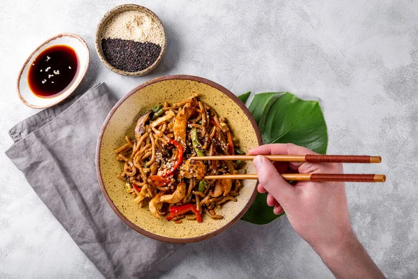 Elleri Asya karabuğday sobası, sebzeli, mantarlı ve tavuklu erişte alır.