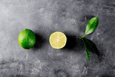 Olgun kireç bütünlüğü ve gri arka plan görünümünde yapraklarla ikiye bölünmüş.