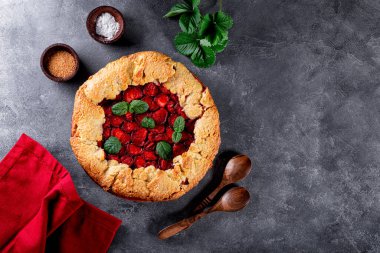 Gri arka planda çilekli ev yapımı turta, çilekli yaz çörekleri, metin için fotokopi alanı.