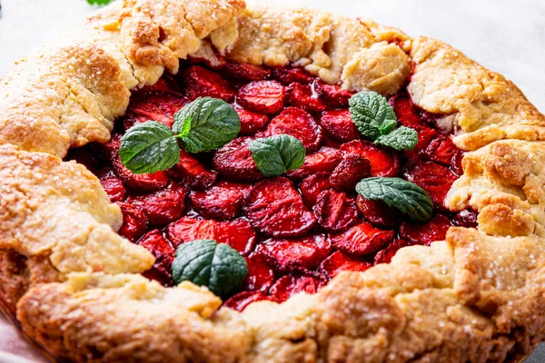Домашній пиріг з полуницею крупним планом, літня випічка з ягодами — стокове фото