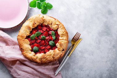 Gri arka planda çilekli ev yapımı turta, çilekli yaz çörekleri, metin için fotokopi alanı.