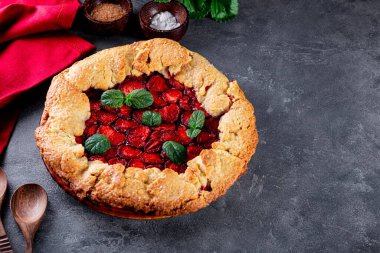 Masada çilekli ev yapımı turta, dutlu yaz çörekleri, metin için fotokopi alanı.