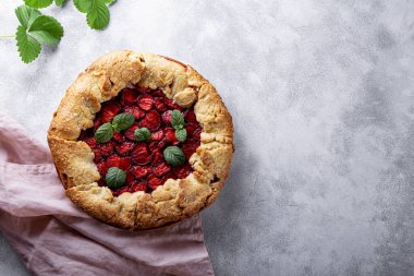 Gri arka planda çilekli ev yapımı turta, çilekli yaz çörekleri, metin için fotokopi alanı.