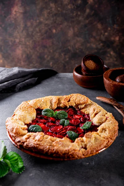 Домашній пиріг з полуницею на столі, літня випічка з ягодами, вертикальне фото з місцем для тексту — стокове фото