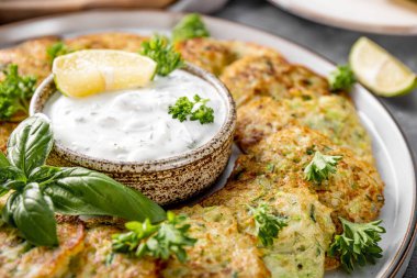 Kabaklı gözleme, otlu ve ekşi kremalı yakın plan. Vejetaryen yemeği.