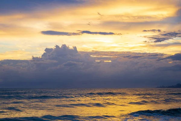 Belo pôr do sol sobre o mar durante uma tempestade — Fotografia de Stock