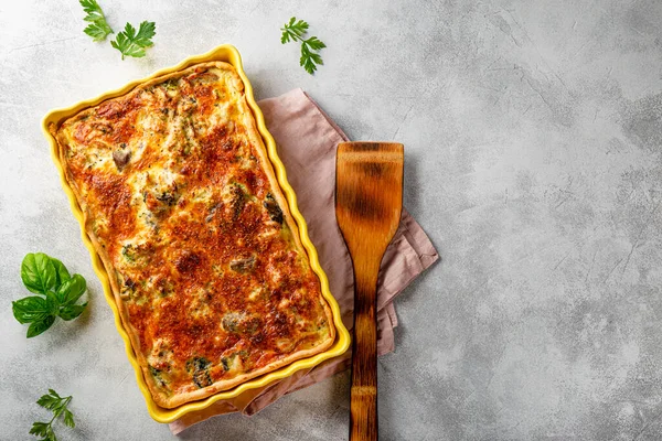 Torta tradizionale casalinga lorena con pollo, broccoli e funghi su sfondo grigio chiaro vista dall'alto copia spazio per il testo — Foto Stock