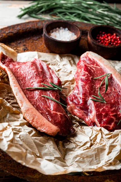 Biftecks Boeuf Marbré Crus Assaisonnements Pour Leur Préparation Sur Vieux — Photo