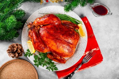  Soslu fırında tavuk, tepside kırmızı biber ve Noel masası manzarası. Yüksek kalite fotoğraf