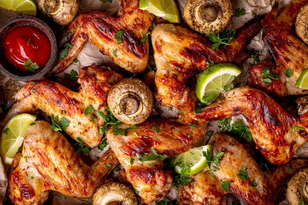 Ev yapımı mantar ve limonlu tavuk kanadı.