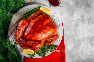  Soslu fırında tavuk, tepside kırmızı biber ve Noel masası.