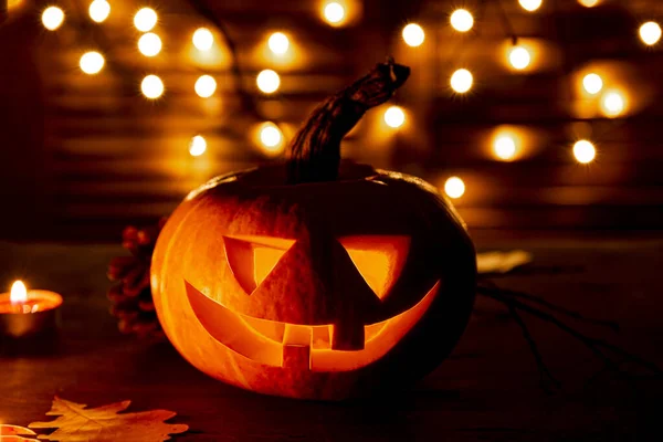  Geleneksel Cadılar Bayramı kabağı karanlıkta parlıyor. Cadılar Bayramı tebrik kartı konsepti, karanlık ruh hali