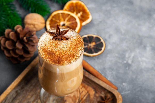 Un vaso de bebida tradicional de Navidad ponche de huevo sobre un fondo gris, copiar el espacio para el texto. Bebida picante hecha de huevo y leche con canela, cardamomo. —  Fotos de Stock