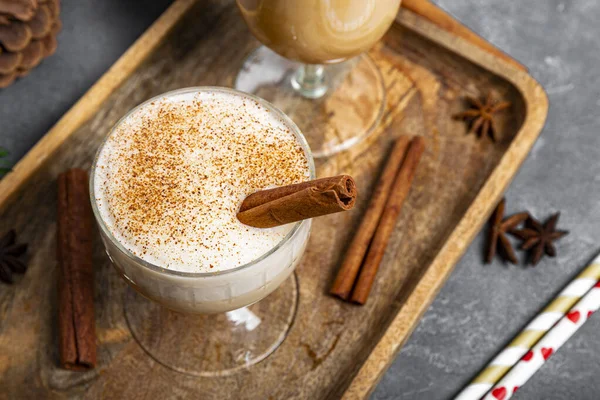 Een Glas Traditionele Kerstdrank Eierpunch Een Grijze Achtergrond Kruidige Drank — Stockfoto