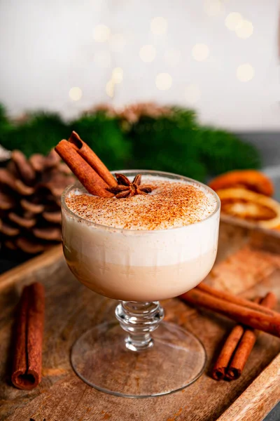 Vaso Bebida Tradicional Navidad Ponche Huevo Una Mesa Foto Vertical —  Fotos de Stock