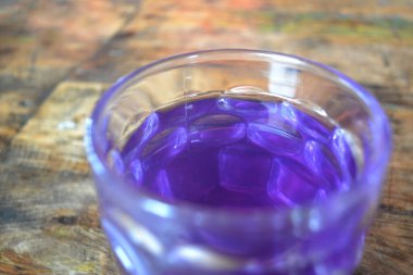 Masada sağlıklı bir şekilde içmek için bir fincan Kelebek İçeceği Bezelye Çayı, Detoks İçmek, Telang çiçeklerinden yapılan Mor Çay Sıcak Çay