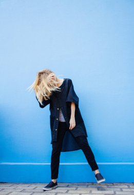 Mavi duvara dans bir kız