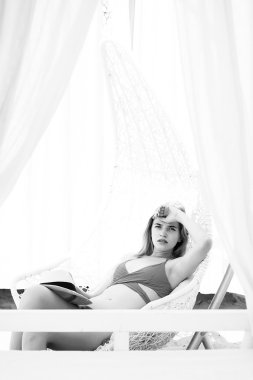 Plajda mayo giymiş bir kız.