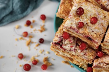 Hayat boyu Napolyon pastası yaban mersinli ev yapımı. Yukarıdan görünüm