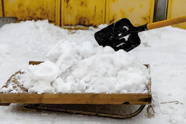 Łopaty Śniegu Saniami Opadach Śniegu Podjeździe Pobliżu Garaży — Zdjęcie stockowe