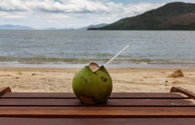 Tahta şezlongda hindistan cevizi, deniz manzaralı Vietnam 'ın dağları. Nha Trang Maymun Adası Hon Lao Adası. Nha Phu Körfezi.