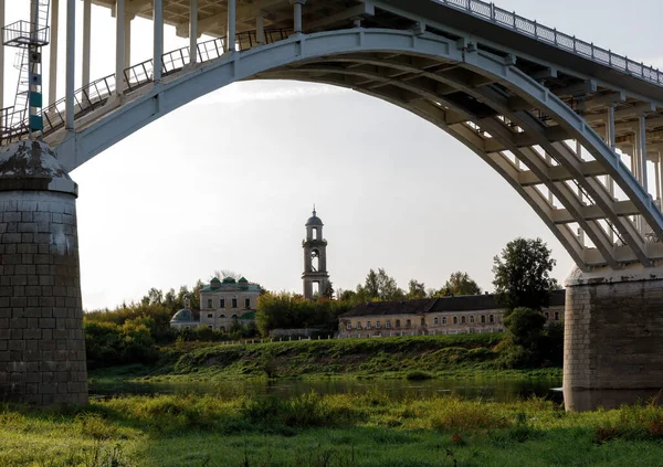 Staritsa, Rusya 'daki Volga Nehri üzerindeki kemer köprüsü. Çan kulesinin arka planında..