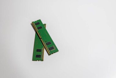 Beyaz arkaplanda bilgisayar aksesuarları çipi RAM