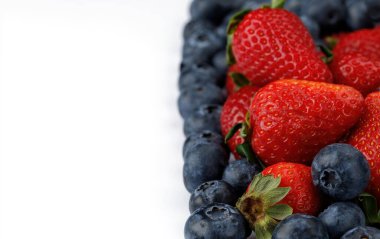 Beyaz arka planda izole edilmiş çilek ve yabanmersini. Alt perspektif