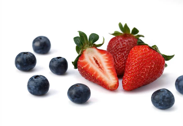 Fresas y arándanos aislados sobre un fondo blanco. — Foto de Stock