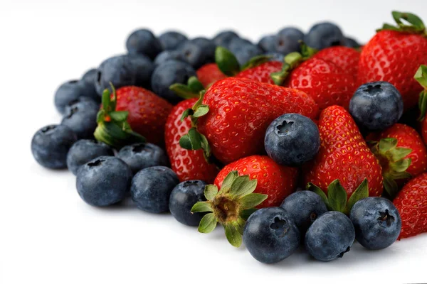 Fresas con arándanos aislados sobre un fondo blanco. De cerca.. — Foto de Stock