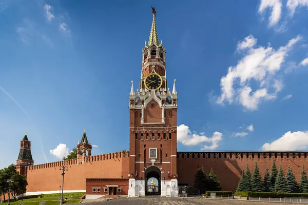 Kremlin, Moskova, Spasskaya saat kulesi, Smolensk Kurtarıcısı 'nın ikonu. Bulutlu mavi gökyüzü.