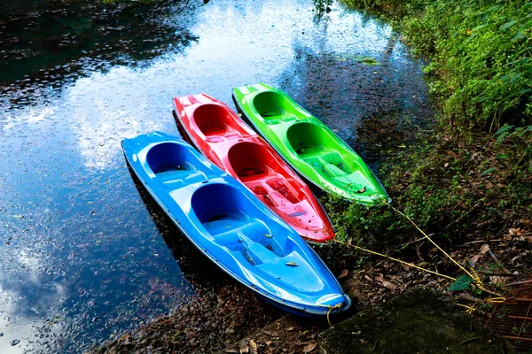 Barcos Fibra Diferentes Amarrado Uma Costa Lago Tiro Alto Ângulo — Fotografia de Stock