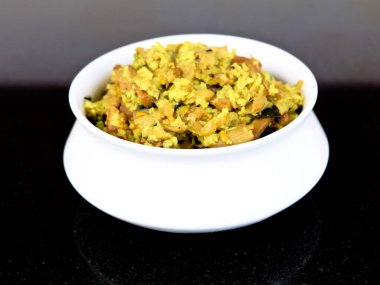 Perum koon ya da Kerala mantarlı köri. Kuş gözü biber ve pirinç yemeği olarak kullanılan köri yapraklarıyla hazırlanmış.