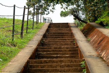 Batı Ghat, Wayanad, Kerala 'daki Banasura sagar barajına giden uzun adımlar.