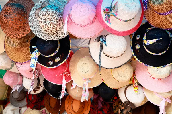 Piknik yerinde satılık güzel şapkalar, seçici odak