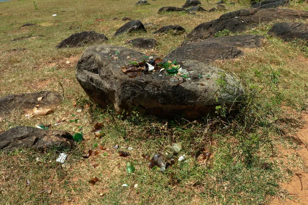 Botellas Cerveza Rotas Una Roca Lugar Picnic Actividad Antisocial — Foto de Stock