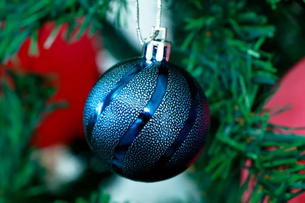 Kerstbal Een Kerstboom Selectieve Focus — Stockfoto