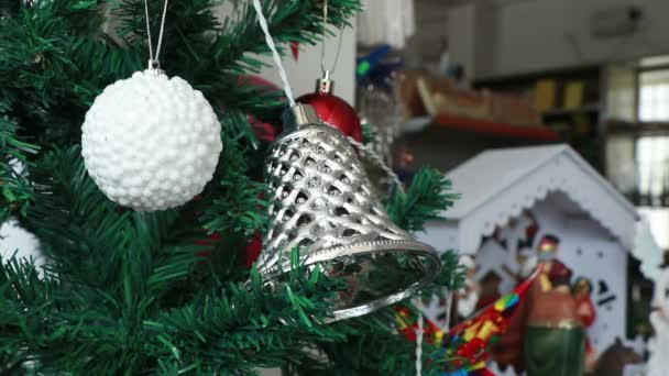 Χριστουγεννιάτικη Διακόσμηση Μπάλα Ένα Χριστουγεννιάτικο Δέντρο Επιλεκτική Εστίαση — Αρχείο Βίντεο