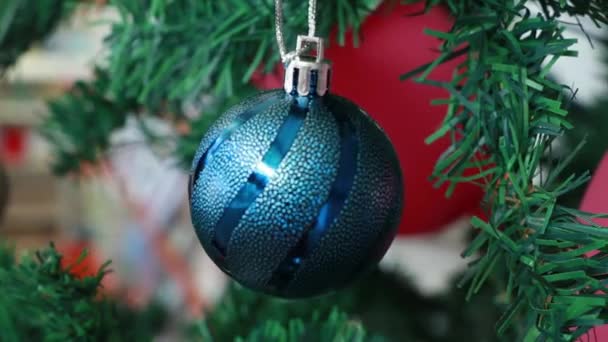 Weihnachtsschmuckkugel Weihnachtsbaum Selektiver Fokus — Stockvideo