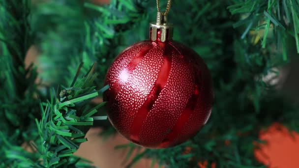 Χριστουγεννιάτικη Διακόσμηση Μπάλα Ένα Χριστουγεννιάτικο Δέντρο Επιλεκτική Εστίαση — Αρχείο Βίντεο